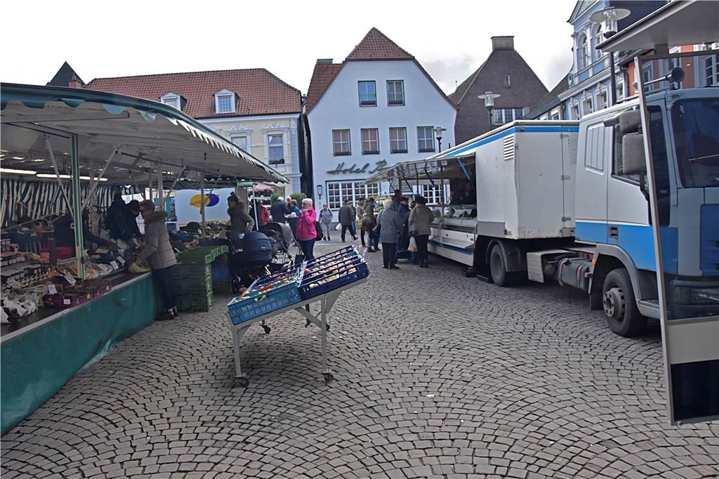 Werner Wochenmarkt findet statt: Händler fürchten wirtschaftliche Folgen mehr als den Virus Der Wochenmarkt findet trotz zahlreicher Veranstaltungs-Absagen weiterhin statt. Hier herrscht zwar keine gähnende Leere - etwas weniger Kundschaft als üblich verzeichnen die Händler jedoch.