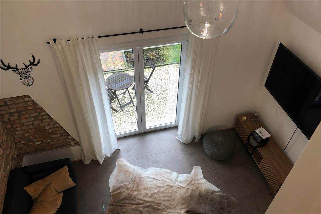 Neues 4-Sterne-Ferienhaus: Annemarie Brilo zeigt die Inneneinrichtung Der Wohnbereich und die Terrasse des Ferienhauses "Kleine Auszeit".