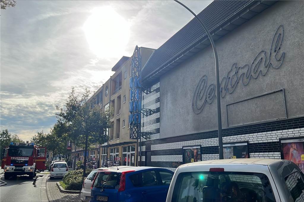 Feuerwehr-Großeinsatz in Holsterhausen: Borkener Straße war gesperrt Der Wohnungsbrand war in unmittelbarerer Nähe zum Central-Kino.