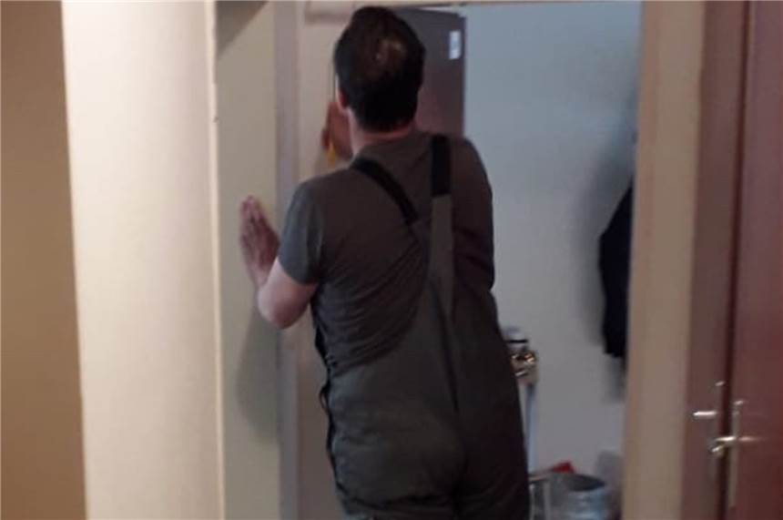 Wohnungslose streichen zum Dank die Übernachtungsstelle in Gahmen Der Wohnungslose Mark bei der Arbeit. Die Männer aus der übernachtungsstelle wollen sich mit den Renovierungsarbeiten für die geänderten Öffnungszeiten in der schwierigen Corona-Zeit bedanken.