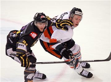 Der Wolfsburger Tyler Haskins (r) im Zweikampf mit dem Krefelder Paul Albers.