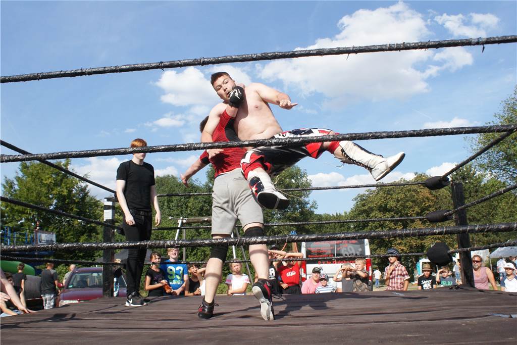 Bunte Haut und ein Schweinekopf bleiben Kult Der Wrestling-Ring stand in diesem Jahr etwas weniger abseits. Die inszenierten Kämpfe kamen beim Publikum der Tattoo-Party gut an.Pähler