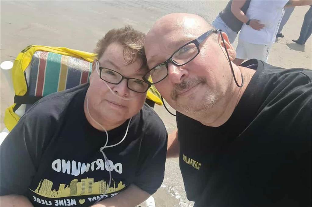 Silvia Busch (53) ist sterbenskrank: „Habe Einzug ins Hospiz gefeiert“ Silvia und Mirko Busch am Strand von Zandvoort
