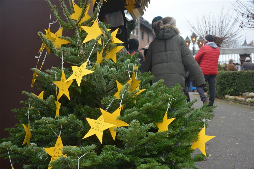 Adventstreff Oeding: Buntes Angebot lockt viele Besucher in das Grenzdorf Der Wünschebaum