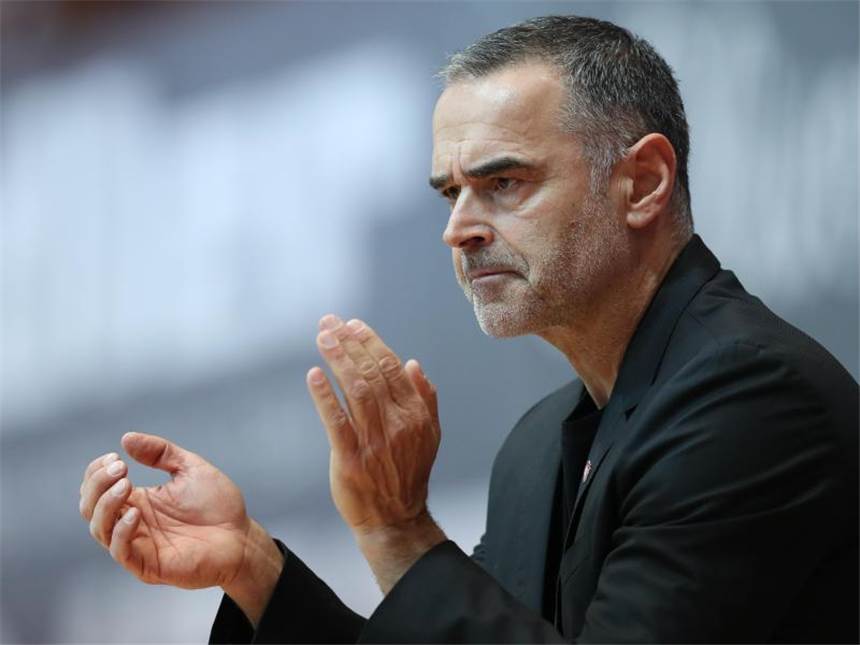 Der Würzburger Trainer Dirk Bauermann wünscht sich internationale Spiele. Foto: Daniel Karmann