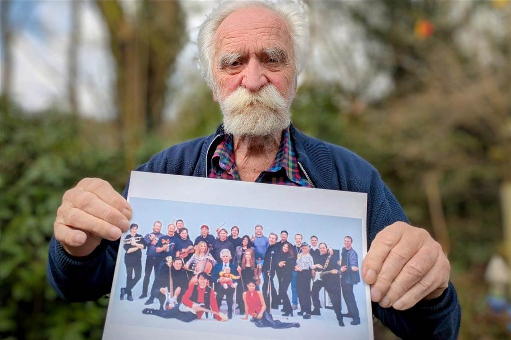 Hans von der Forst mit dem PR-Foto der ersten ROR-Besetzung aus dem Jahr 2001.