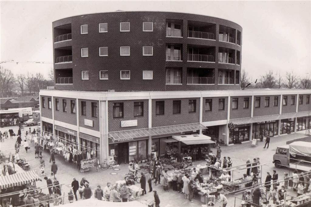 Barkenberg: Wohn- und Radfahrerparadies im Grünen mit zu wenig Gastronomie Der Wulfener Markt 1978: Der Rundbau ist eines der architektonischen Beispiele, die Barkenberg berühmt gemacht haben. Heute beherbergt der Bau Arztpraxen, Apotheke, Bäckerei, Bank und Optiker im Erdgeschoss.