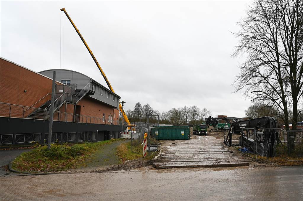 Riesenkran auf Baustelle am Wulfener Markt angerückt: Schuttberg weg Der Wulfener Markt in Dorsten-Wulfen wird im Moment abgerissen.