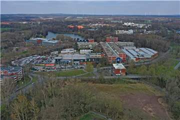 Der Wulfener Markt mit dem Lager von Goodsforbusiness (vorne rechts im Bild, direkt angrenzend an die Polizeiwache an der Marktallee). Dieser Gebäudekomplex wird anders als die t-förmige Ladenpassage mit den Wohnungen nicht abgerissen.