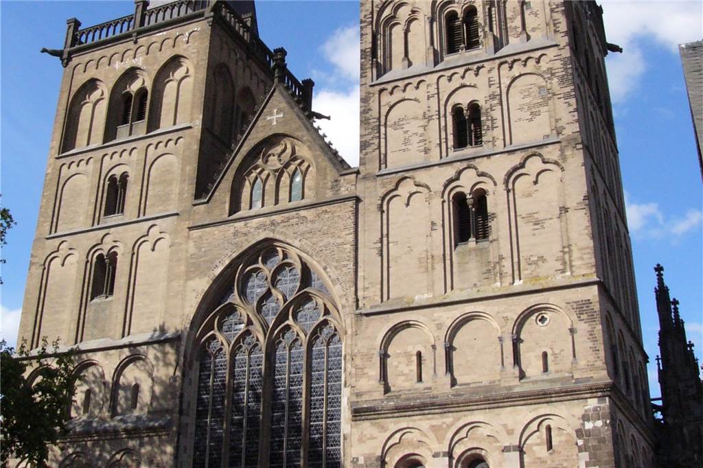 Xanten: Sandstrand mit Urlaubsflair vor den Toren der alten Römerstadt Der Xantener Dom ist die größte, am reichsten ausgestattete gotische Kirche zwischen Köln und Nordsee.