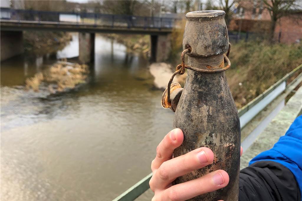 Flaschenpost aus Stadtlohn kehrt nach 1317 Tagen an Absender zurück Der Zahn der Zeit und das Berkelwasser haben an der Bügelflasche ihre Spuren hinterlassen.