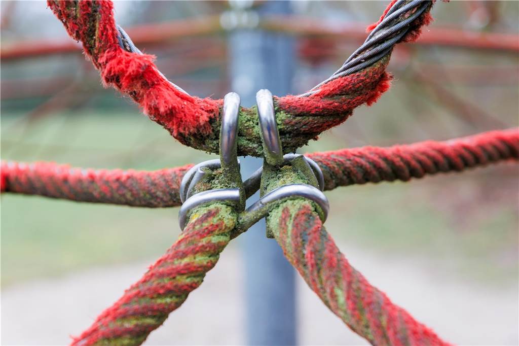 Jahresinspektion der Spielplätze: Stadtlohn ist „ganz gut aufgestellt“ Verschleiß am Tauwerk der alten Kletterspinne im Losbergpark in Stadtlohn