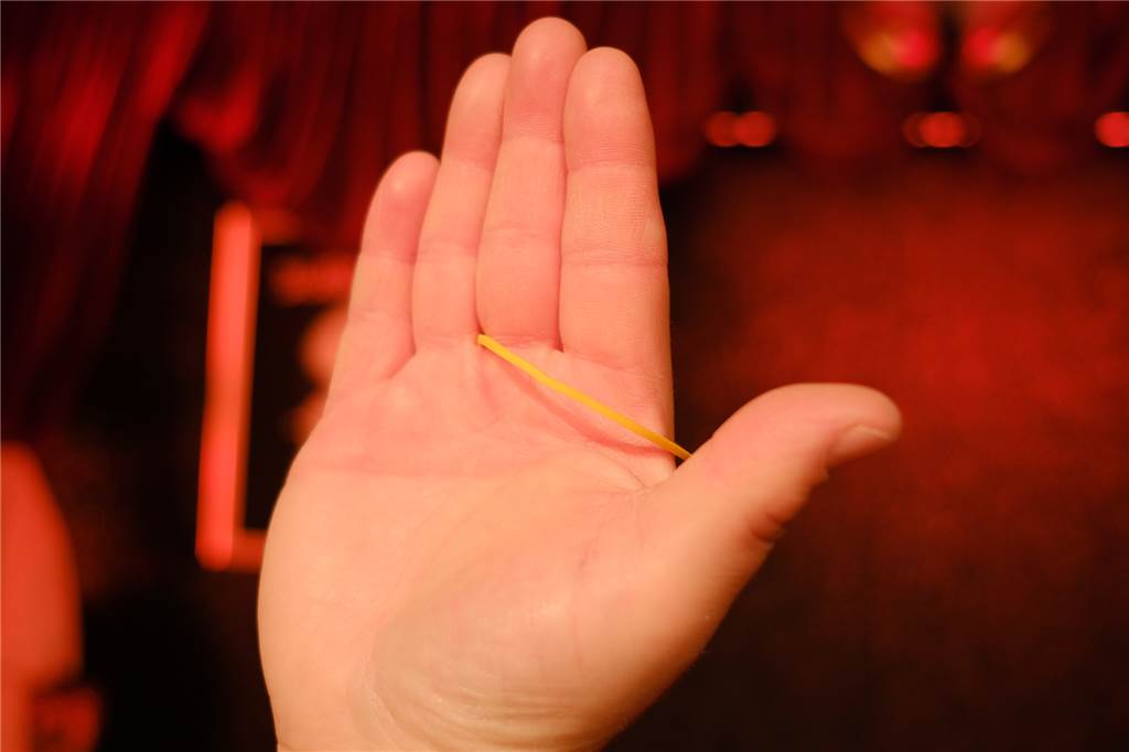 Zaubertrick zum Nachmachen: Salasas zeigt wie’s geht Das Ergebnis des Zaubertricks: Das Gummiband ist auf die andere Seite der Hand "gesprungen".