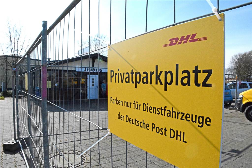 Der Zaun ist weg - Parkplatz von Stadtlohner Imbiss wieder frei Der Zaun der Post hat drei Jahre lang auf dem Parkplatz gestanden.