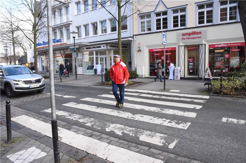Neue Überwege in der Innenstadt: Roter Asphalt statt Zebrastreifen Der Zebrastreifen in der Rathausstraße wird entfernt und durch eine rote Fläche ersetzt.