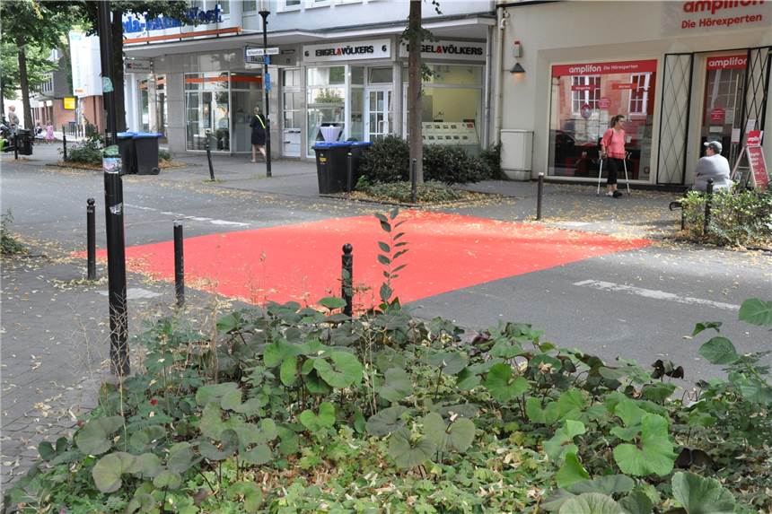 Was bedeuten die neuen rot markierten Flächen in der Innenstadt? Der Zebrastreifen in der Rathausstraße wurde entfernt und durch eine rote Fläche ersetzt.