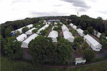 Der Zeltstadt für Flüchtlinge auf dem LAFP-Gelände in Selm-Bork ist von vielen Bäumen umgeben. 