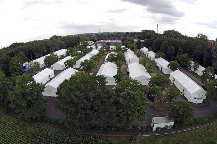 Sicherheits-Umzug in die Turnhalle des LAFP Bork Der Zeltstadt für Flüchtlinge auf dem LAFP-Gelände in Selm-Bork ist von vielen Bäumen umgeben.