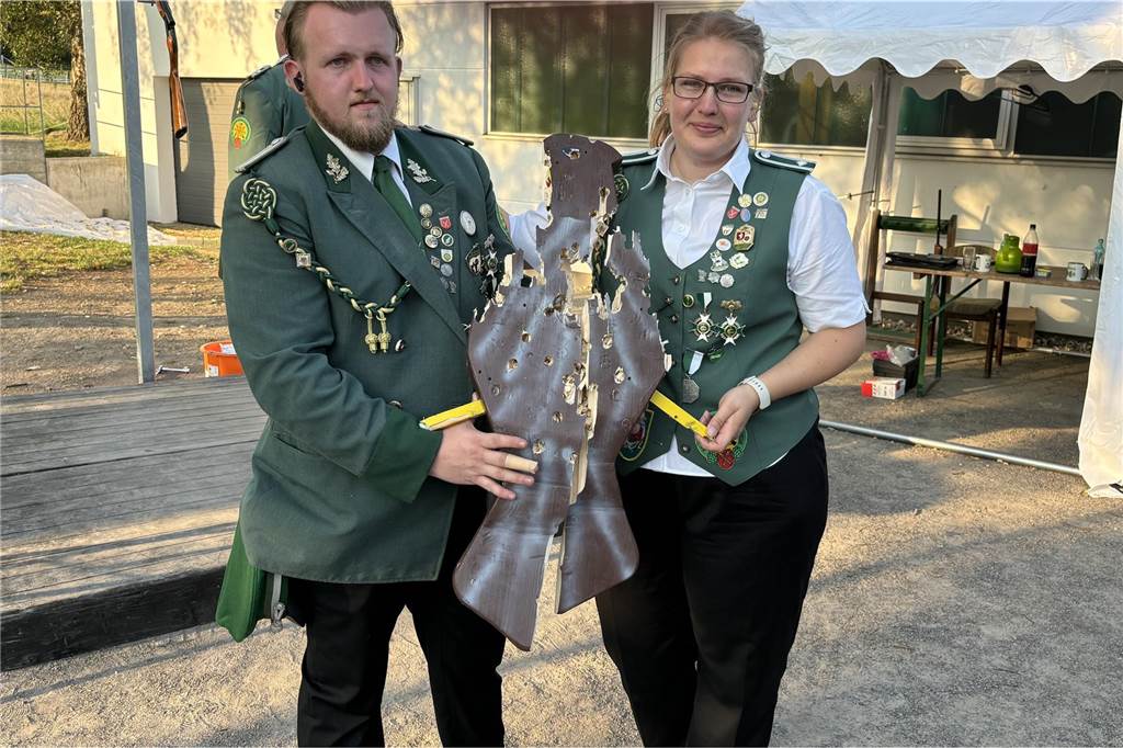 Der zerlegte Holzvogel mit der neuen BSV-Schützenkönigin Désirée Burk und Schießwart Marvin Wachenfeld.