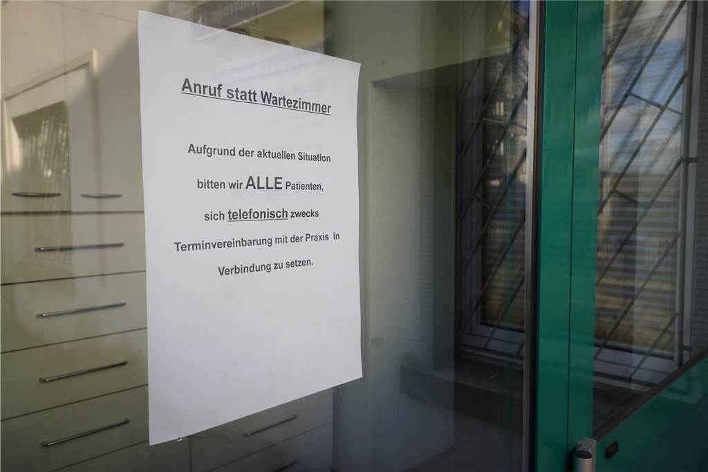Arzt aus Schwerte: „Deutschland ist gut auf das Coronavirus vorbereitet? Im Gegenteil!“ Der Zettel am Eingang zur Praxis von Dr. Ingo Barth in Schwerte appelliert noch einmal an alle Patienten: Bitte anrufen, nicht direkt vorbeikommen.