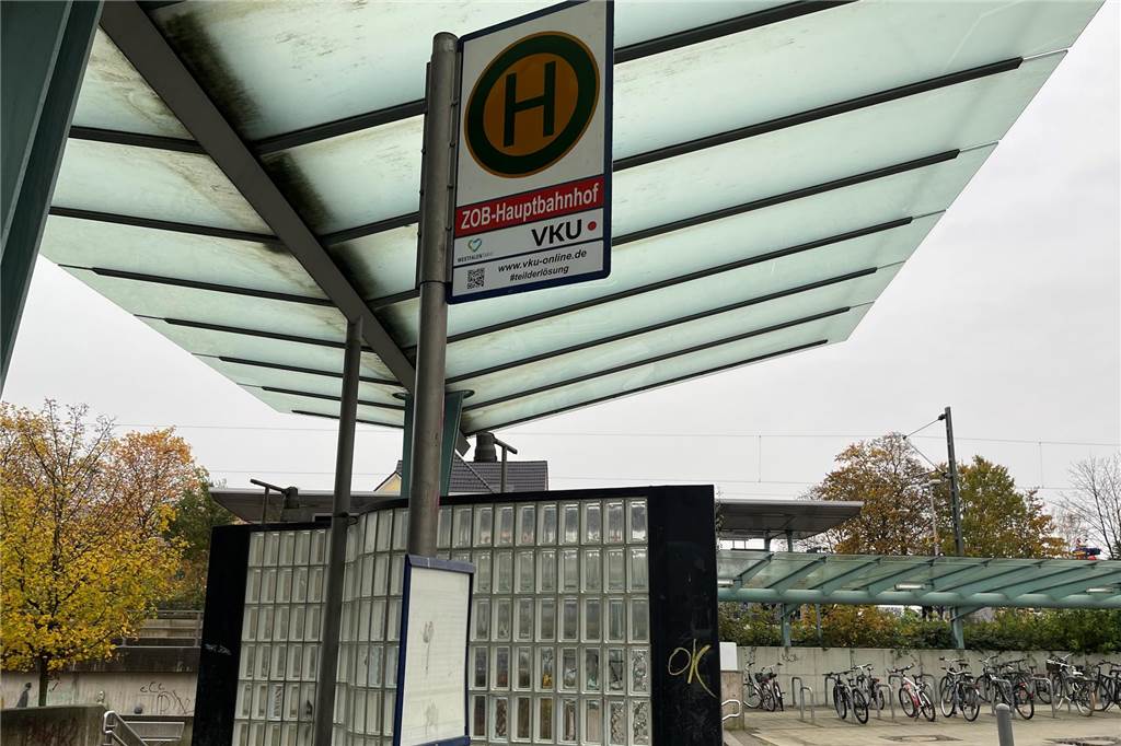 Ein Haltestellenschild am ZOB Lünen