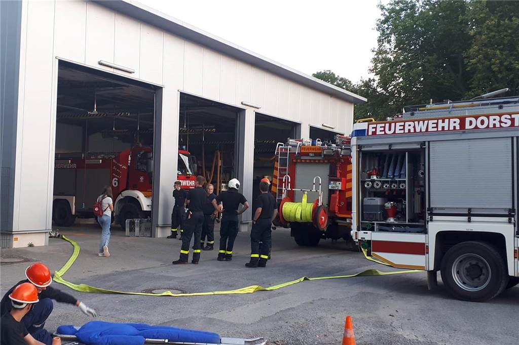 Stutenkerle von der Drehleiter: Nikolauszug endet diesmal im Lippetal Feuerwehrgerätehaus