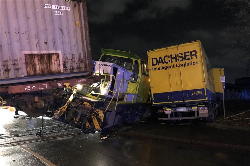 Güterzug prallt gegen LKW und entgleist - drei Verletzte nach Unfall im Hafengebiet Der Zug schob den LKW einige Meter ins Gleisbett.
