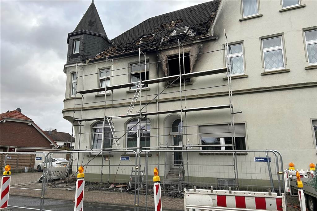 Nach Feuer im Mehrfamilienhaus: Bewohner dürfen nicht in ihre Wohnung Wohnhaus, in dem es gebrannt hat.