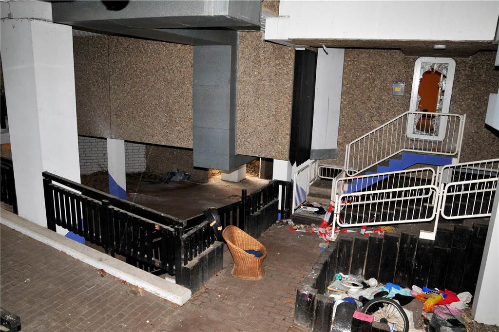 Der Zugang zum Habiflex-Gebäude in Dorsten ist verboten. Viele Fenster und Türen sind vor Eindringlingen geschützt worden. Trotzdem suchen immer wieder Menschen diesen „Lost Place“ auf, Die Aufnahmen aus dem Inneren des Gebäude-Komplexes sind schon vor längerer Zeit entstanden, als der Zutritt mit behördlicher Genehmigung möglich war. Die Außenaufnahmen sind aktuell und zeigen, wie zugewuchert der mehrgeschossige Bau mittlerweile ist.