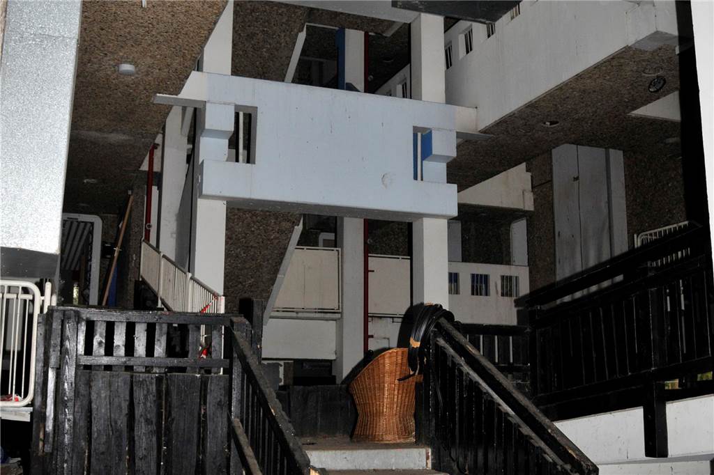 Der Zugang zum Habiflex-Gebäude in Dorsten ist verboten. Viele Fenster und Türen sind vor Eindringlingen geschützt worden. Trotzdem suchen immer wieder Menschen diesen „Lost Place“ auf, Die Aufnahmen aus dem Inneren des Gebäude-Komplexes sind schon vor längerer Zeit entstanden, als der Zutritt mit behördlicher Genehmigung möglich war. Die Außenaufnahmen sind aktuell und zeigen, wie zugewuchert der mehrgeschossige Bau mittlerweile ist.