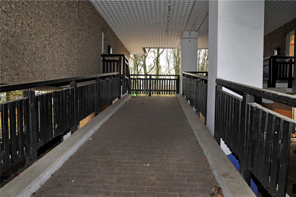 Der Zugang zum Habiflex-Gebäude in Dorsten ist verboten. Viele Fenster und Türen sind vor Eindringlingen geschützt worden. Trotzdem suchen immer wieder Menschen diesen „Lost Place“ auf, Die Aufnahmen aus dem Inneren des Gebäude-Komplexes sind schon vor längerer Zeit entstanden, als der Zutritt mit behördlicher Genehmigung möglich war. Die Außenaufnahmen sind aktuell und zeigen, wie zugewuchert der mehrgeschossige Bau mittlerweile ist.