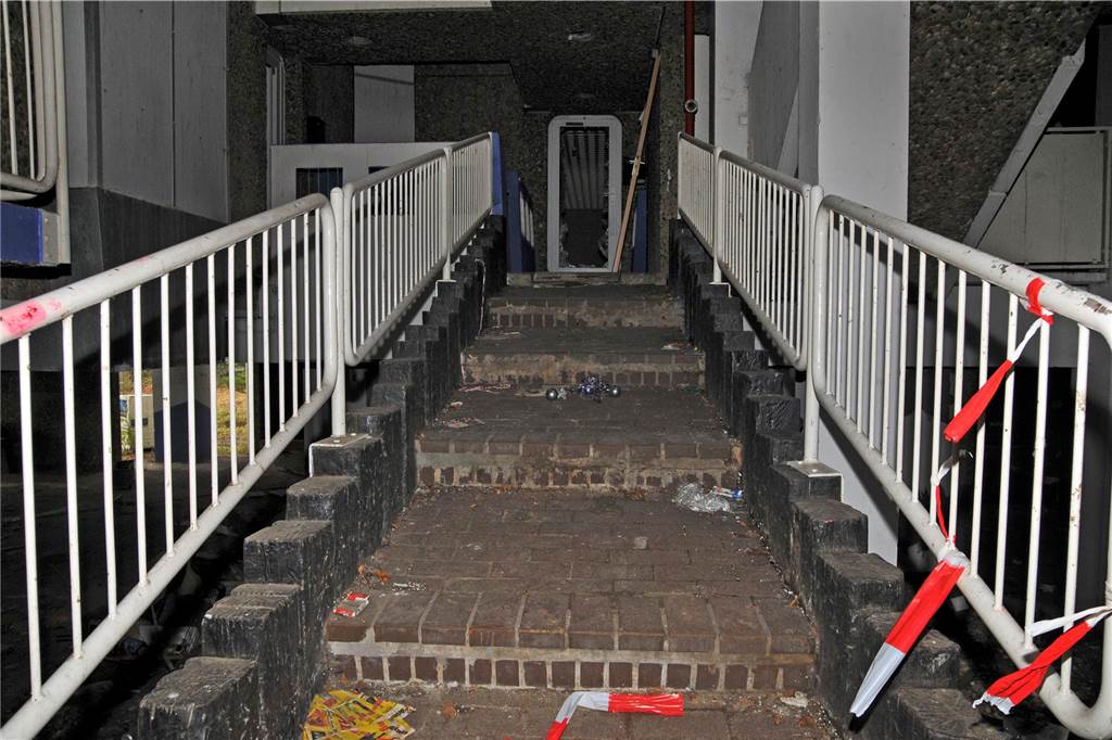 Der Zugang zum Habiflex-Gebäude in Dorsten ist verboten. Viele Fenster und Türen sind vor Eindringlingen geschützt worden. Trotzdem suchen immer wieder Menschen diesen „Lost Place“ auf, Die Aufnahmen aus dem Inneren des Gebäude-Komplexes sind schon vor längerer Zeit entstanden, als der Zutritt mit behördlicher Genehmigung möglich war. Die Außenaufnahmen sind aktuell und zeigen, wie zugewuchert der mehrgeschossige Bau mittlerweile ist.