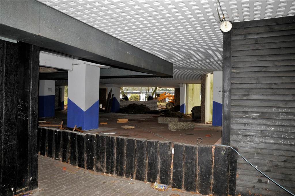 Der Zugang zum Habiflex-Gebäude in Dorsten ist verboten. Viele Fenster und Türen sind vor Eindringlingen geschützt worden. Trotzdem suchen immer wieder Menschen diesen „Lost Place“ auf, Die Aufnahmen aus dem Inneren des Gebäude-Komplexes sind schon vor längerer Zeit entstanden, als der Zutritt mit behördlicher Genehmigung möglich war. Die Außenaufnahmen sind aktuell und zeigen, wie zugewuchert der mehrgeschossige Bau mittlerweile ist.