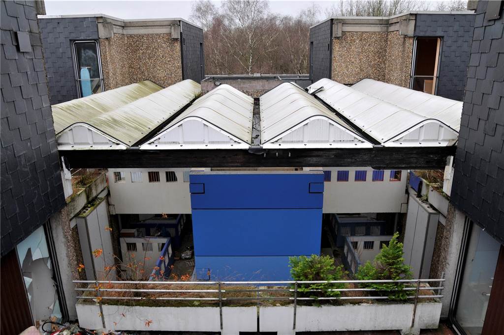 Der Zugang zum Habiflex-Gebäude in Dorsten ist verboten. Viele Fenster und Türen sind vor Eindringlingen geschützt worden. Trotzdem suchen immer wieder Menschen diesen „Lost Place“ auf, Die Aufnahmen aus dem Inneren des Gebäude-Komplexes sind schon vor längerer Zeit entstanden, als der Zutritt mit behördlicher Genehmigung möglich war. Die Außenaufnahmen sind aktuell und zeigen, wie zugewuchert der mehrgeschossige Bau mittlerweile ist.