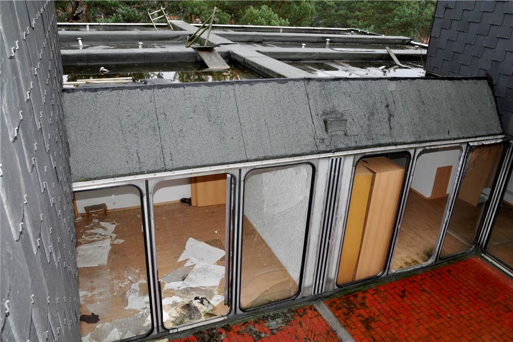 Der Zugang zum Habiflex-Gebäude in Dorsten ist verboten. Viele Fenster und Türen sind vor Eindringlingen geschützt worden. Trotzdem suchen immer wieder Menschen diesen „Lost Place“ auf, Die Aufnahmen aus dem Inneren des Gebäude-Komplexes sind schon vor längerer Zeit entstanden, als der Zutritt mit behördlicher Genehmigung möglich war. Die Außenaufnahmen sind aktuell und zeigen, wie zugewuchert der mehrgeschossige Bau mittlerweile ist.