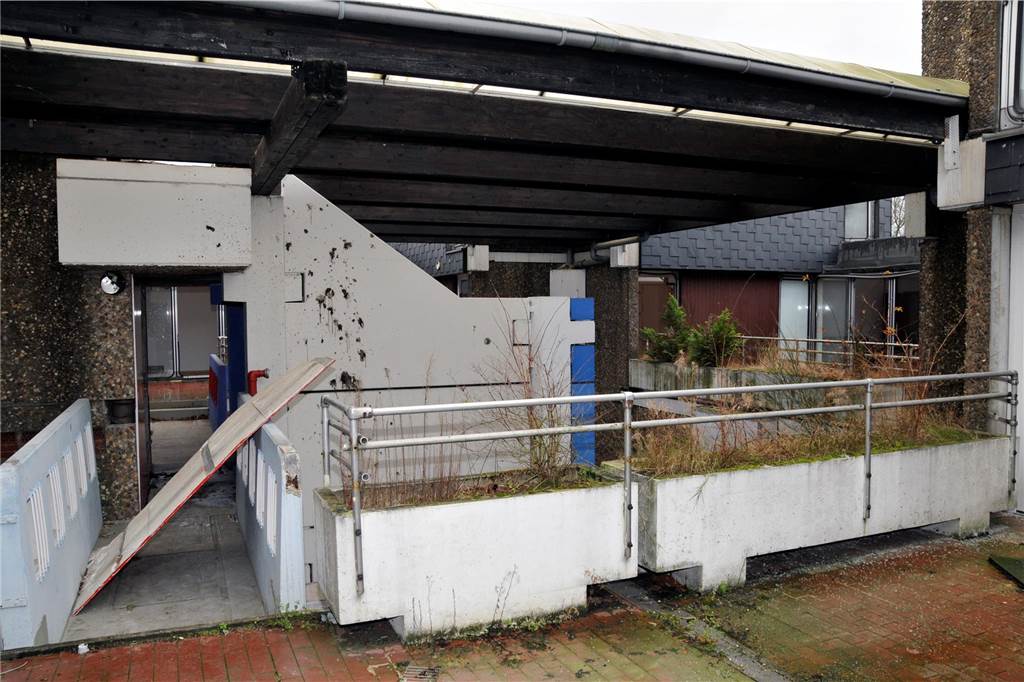 Der Zugang zum Habiflex-Gebäude in Dorsten ist verboten. Viele Fenster und Türen sind vor Eindringlingen geschützt worden. Trotzdem suchen immer wieder Menschen diesen „Lost Place“ auf, Die Aufnahmen aus dem Inneren des Gebäude-Komplexes sind schon vor längerer Zeit entstanden, als der Zutritt mit behördlicher Genehmigung möglich war. Die Außenaufnahmen sind aktuell und zeigen, wie zugewuchert der mehrgeschossige Bau mittlerweile ist.