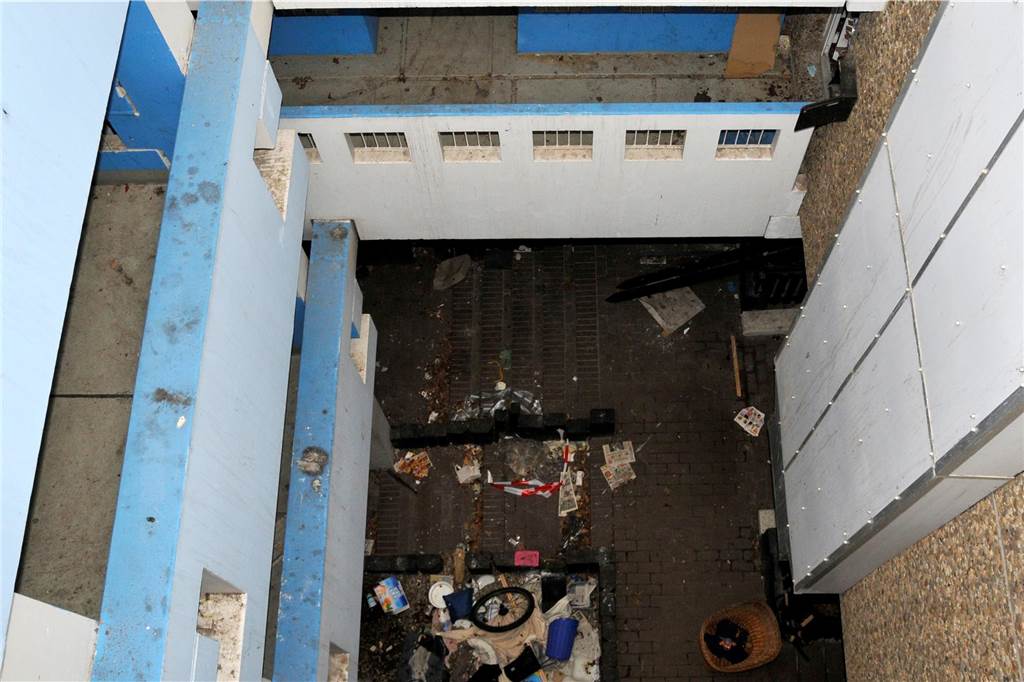 Der Zugang zum Habiflex-Gebäude in Dorsten ist verboten. Viele Fenster und Türen sind vor Eindringlingen geschützt worden. Trotzdem suchen immer wieder Menschen diesen „Lost Place“ auf, Die Aufnahmen aus dem Inneren des Gebäude-Komplexes sind schon vor längerer Zeit entstanden, als der Zutritt mit behördlicher Genehmigung möglich war. Die Außenaufnahmen sind aktuell und zeigen, wie zugewuchert der mehrgeschossige Bau mittlerweile ist.