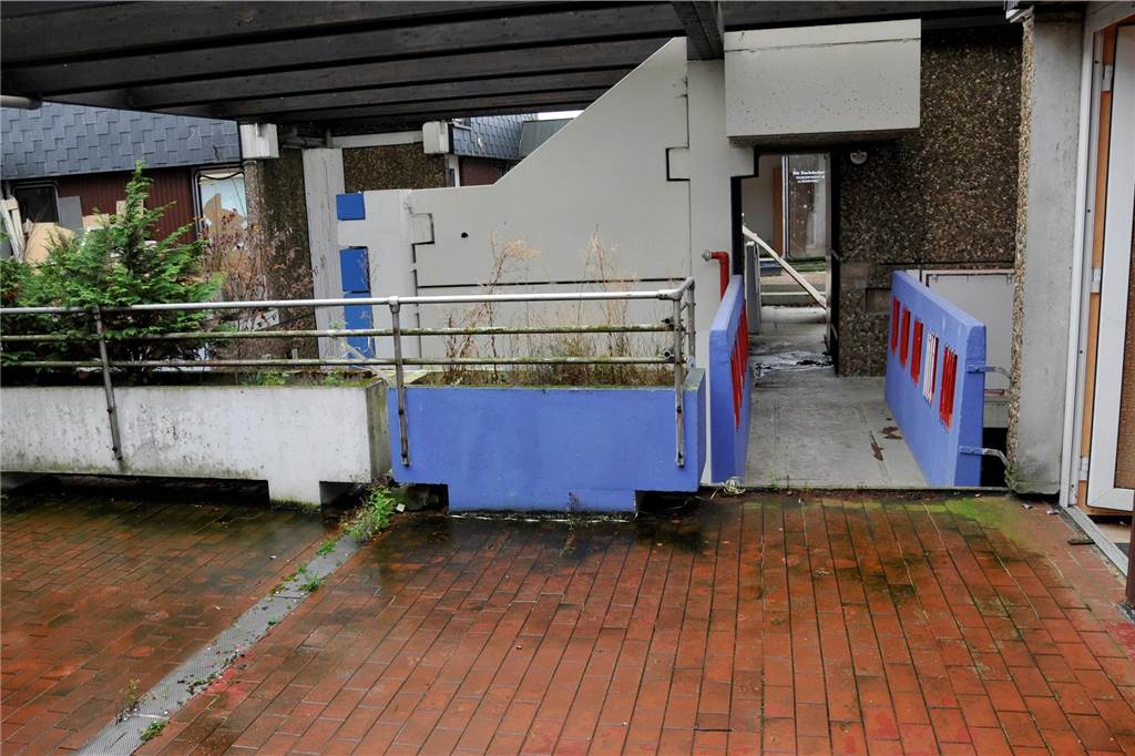 Der Zugang zum Habiflex-Gebäude in Dorsten ist verboten. Viele Fenster und Türen sind vor Eindringlingen geschützt worden. Trotzdem suchen immer wieder Menschen diesen „Lost Place“ auf, Die Aufnahmen aus dem Inneren des Gebäude-Komplexes sind schon vor längerer Zeit entstanden, als der Zutritt mit behördlicher Genehmigung möglich war. Die Außenaufnahmen sind aktuell und zeigen, wie zugewuchert der mehrgeschossige Bau mittlerweile ist.