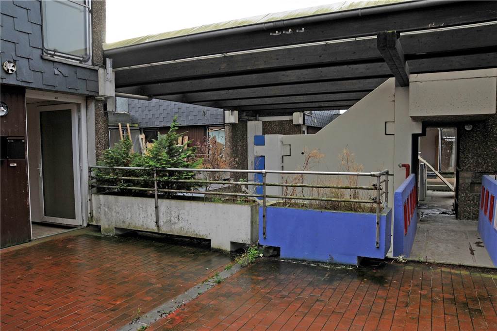 Der Zugang zum Habiflex-Gebäude in Dorsten ist verboten. Viele Fenster und Türen sind vor Eindringlingen geschützt worden. Trotzdem suchen immer wieder Menschen diesen „Lost Place“ auf, Die Aufnahmen aus dem Inneren des Gebäude-Komplexes sind schon vor längerer Zeit entstanden, als der Zutritt mit behördlicher Genehmigung möglich war. Die Außenaufnahmen sind aktuell und zeigen, wie zugewuchert der mehrgeschossige Bau mittlerweile ist.