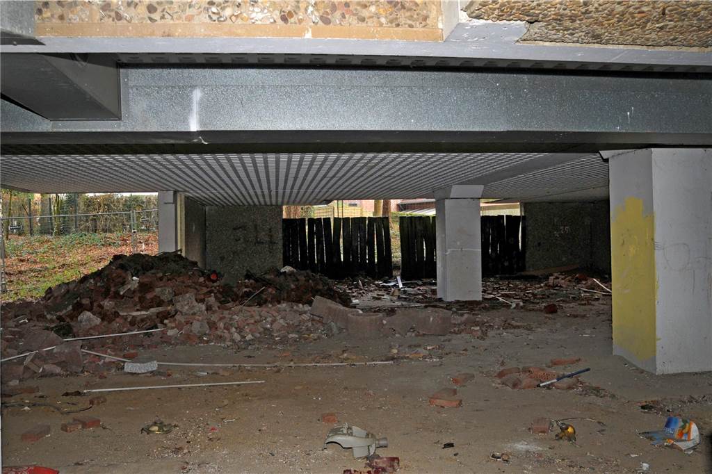 Der Zugang zum Habiflex-Gebäude in Dorsten ist verboten. Viele Fenster und Türen sind vor Eindringlingen geschützt worden. Trotzdem suchen immer wieder Menschen diesen „Lost Place“ auf, Die Aufnahmen aus dem Inneren des Gebäude-Komplexes sind schon vor längerer Zeit entstanden, als der Zutritt mit behördlicher Genehmigung möglich war. Die Außenaufnahmen sind aktuell und zeigen, wie zugewuchert der mehrgeschossige Bau mittlerweile ist.