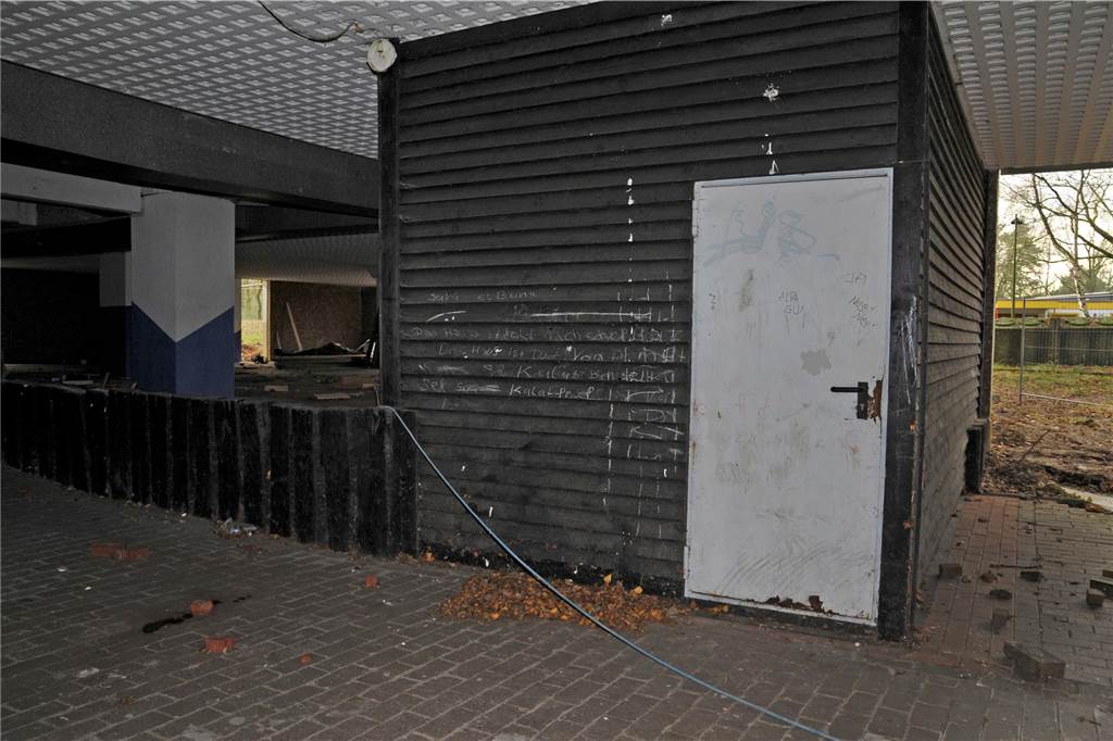 Der Zugang zum Habiflex-Gebäude in Dorsten ist verboten. Viele Fenster und Türen sind vor Eindringlingen geschützt worden. Trotzdem suchen immer wieder Menschen diesen „Lost Place“ auf, Die Aufnahmen aus dem Inneren des Gebäude-Komplexes sind schon vor längerer Zeit entstanden, als der Zutritt mit behördlicher Genehmigung möglich war. Die Außenaufnahmen sind aktuell und zeigen, wie zugewuchert der mehrgeschossige Bau mittlerweile ist.