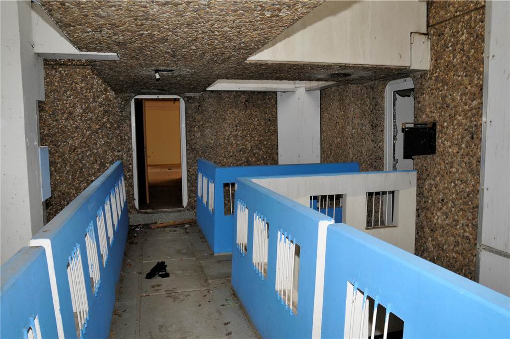 Der Zugang zum Habiflex-Gebäude in Dorsten ist verboten. Viele Fenster und Türen sind vor Eindringlingen geschützt worden. Trotzdem suchen immer wieder Menschen diesen „Lost Place“ auf, Die Aufnahmen aus dem Inneren des Gebäude-Komplexes sind schon vor längerer Zeit entstanden, als der Zutritt mit behördlicher Genehmigung möglich war. Die Außenaufnahmen sind aktuell und zeigen, wie zugewuchert der mehrgeschossige Bau mittlerweile ist.