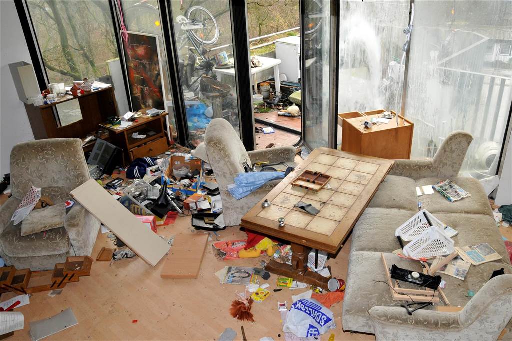 Der Zugang zum Habiflex-Gebäude in Dorsten ist verboten. Viele Fenster und Türen sind vor Eindringlingen geschützt worden. Trotzdem suchen immer wieder Menschen diesen „Lost Place“ auf, Die Aufnahmen aus dem Inneren des Gebäude-Komplexes sind schon vor längerer Zeit entstanden, als der Zutritt mit behördlicher Genehmigung möglich war. Die Außenaufnahmen sind aktuell und zeigen, wie zugewuchert der mehrgeschossige Bau mittlerweile ist.