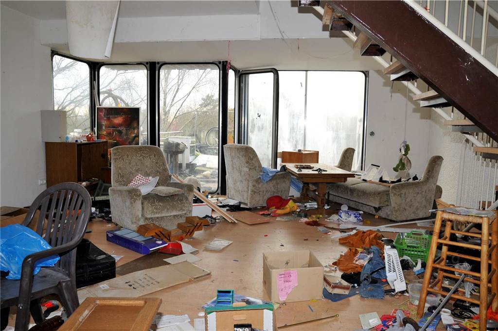 Der Zugang zum Habiflex-Gebäude in Dorsten ist verboten. Viele Fenster und Türen sind vor Eindringlingen geschützt worden. Trotzdem suchen immer wieder Menschen diesen „Lost Place“ auf, Die Aufnahmen aus dem Inneren des Gebäude-Komplexes sind schon vor längerer Zeit entstanden, als der Zutritt mit behördlicher Genehmigung möglich war. Die Außenaufnahmen sind aktuell und zeigen, wie zugewuchert der mehrgeschossige Bau mittlerweile ist.