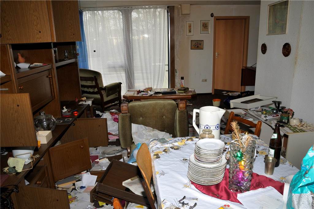 Der Zugang zum Habiflex-Gebäude in Dorsten ist verboten. Viele Fenster und Türen sind vor Eindringlingen geschützt worden. Trotzdem suchen immer wieder Menschen diesen „Lost Place“ auf, Die Aufnahmen aus dem Inneren des Gebäude-Komplexes sind schon vor längerer Zeit entstanden, als der Zutritt mit behördlicher Genehmigung möglich war. Die Außenaufnahmen sind aktuell und zeigen, wie zugewuchert der mehrgeschossige Bau mittlerweile ist.