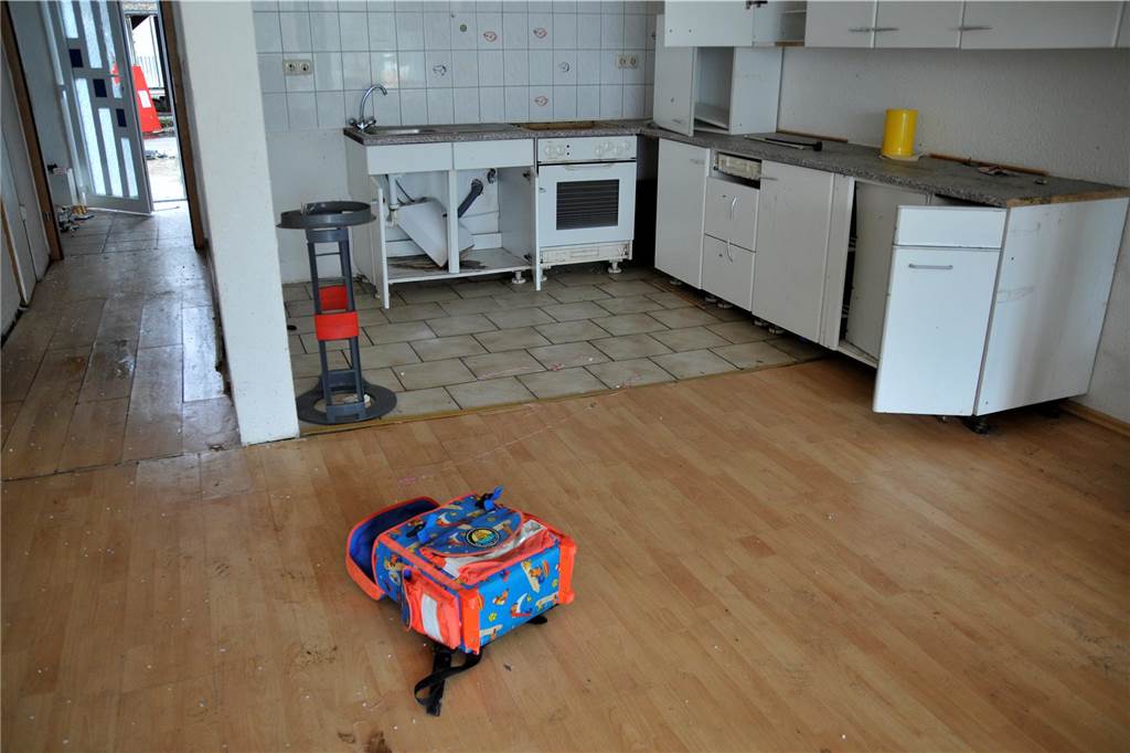 Der Zugang zum Habiflex-Gebäude in Dorsten ist verboten. Viele Fenster und Türen sind vor Eindringlingen geschützt worden. Trotzdem suchen immer wieder Menschen diesen „Lost Place“ auf, Die Aufnahmen aus dem Inneren des Gebäude-Komplexes sind schon vor längerer Zeit entstanden, als der Zutritt mit behördlicher Genehmigung möglich war. Die Außenaufnahmen sind aktuell und zeigen, wie zugewuchert der mehrgeschossige Bau mittlerweile ist.