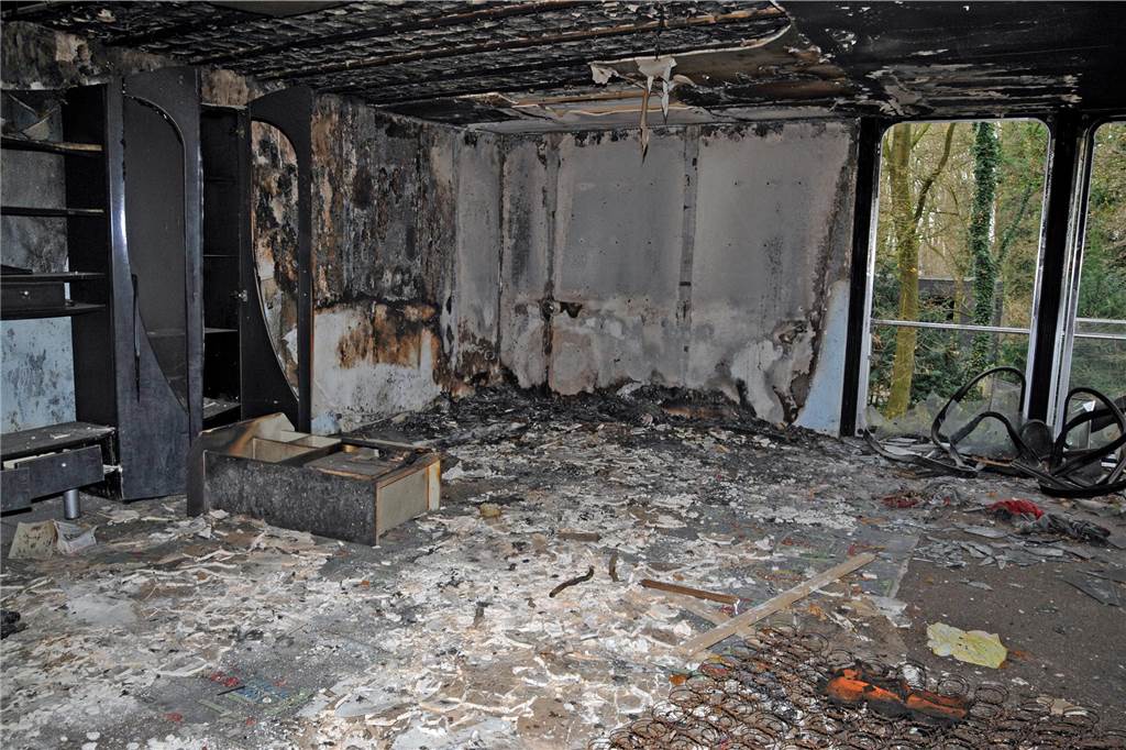 Der Zugang zum Habiflex-Gebäude in Dorsten ist verboten. Viele Fenster und Türen sind vor Eindringlingen geschützt worden. Trotzdem suchen immer wieder Menschen diesen „Lost Place“ auf, Die Aufnahmen aus dem Inneren des Gebäude-Komplexes sind schon vor längerer Zeit entstanden, als der Zutritt mit behördlicher Genehmigung möglich war. Die Außenaufnahmen sind aktuell und zeigen, wie zugewuchert der mehrgeschossige Bau mittlerweile ist.