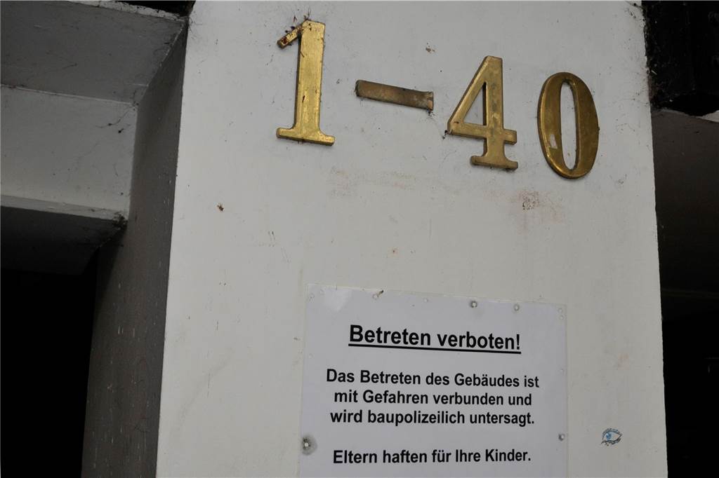 Der Zugang zum Habiflex-Gebäude in Dorsten ist verboten. Viele Fenster und Türen sind vor Eindringlingen geschützt worden. Trotzdem suchen immer wieder Menschen diesen „Lost Place“ auf, Die Aufnahmen aus dem Inneren des Gebäude-Komplexes sind schon vor längerer Zeit entstanden, als der Zutritt mit behördlicher Genehmigung möglich war. Die Außenaufnahmen sind aktuell und zeigen, wie zugewuchert der mehrgeschossige Bau mittlerweile ist.