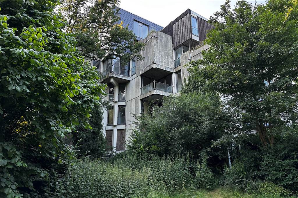 Der Zugang zum Habiflex-Gebäude in Dorsten ist verboten. Viele Fenster und Türen sind vor Eindringlingen geschützt worden. Trotzdem suchen immer wieder Menschen diesen „Lost Place“ auf, Die Aufnahmen aus dem Inneren des Gebäude-Komplexes sind schon vor längerer Zeit entstanden, als der Zutritt mit behördlicher Genehmigung möglich war. Die Außenaufnahmen sind aktuell und zeigen, wie zugewuchert der mehrgeschossige Bau mittlerweile ist.