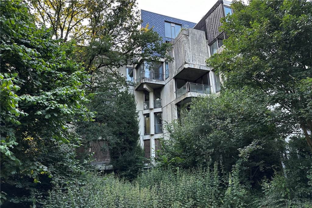Der Zugang zum Habiflex-Gebäude in Dorsten ist verboten. Viele Fenster und Türen sind vor Eindringlingen geschützt worden. Trotzdem suchen immer wieder Menschen diesen „Lost Place“ auf, Die Aufnahmen aus dem Inneren des Gebäude-Komplexes sind schon vor längerer Zeit entstanden, als der Zutritt mit behördlicher Genehmigung möglich war. Die Außenaufnahmen sind aktuell und zeigen, wie zugewuchert der mehrgeschossige Bau mittlerweile ist.